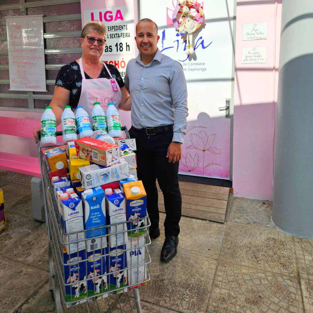 CDL Sapiranga promove entrega de 80 litros de leite à Liga Feminina de Combate ao Câncer