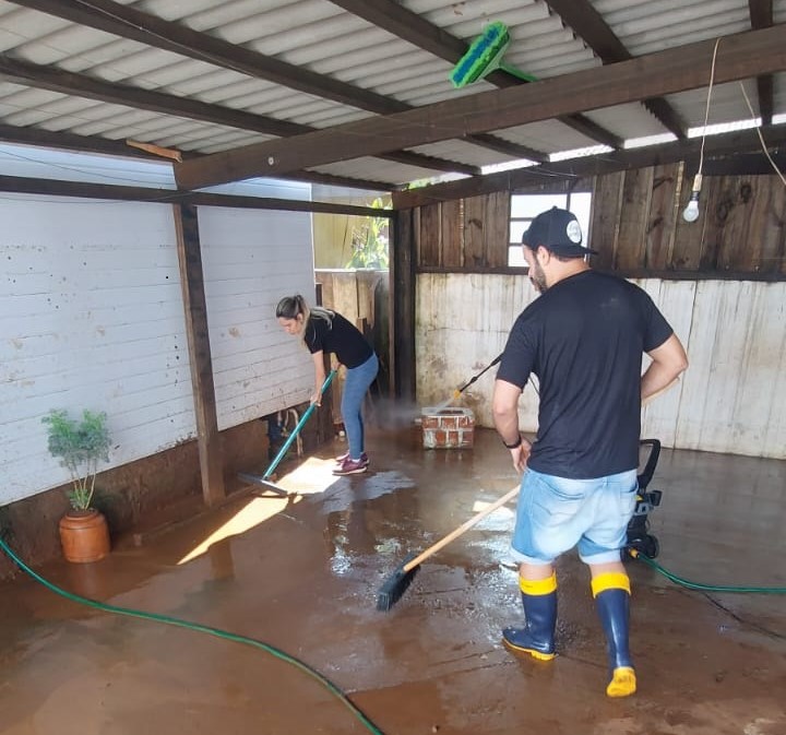 Voluntários da CDL Jovem Sapiranga atuam na higienização de moradias afetadas por inundações em Três Coroas