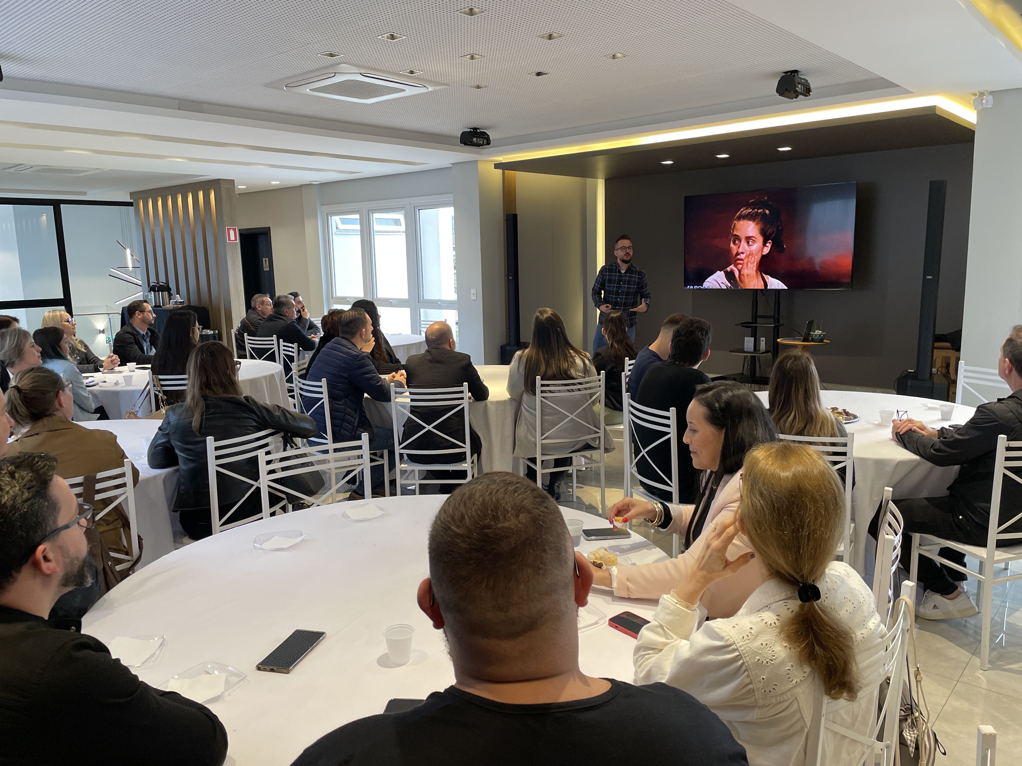 Evento em Sapiranga destaca estratégias de vendas digitais e apresenta nova plataforma educacional para associados da CDL Sapiranga