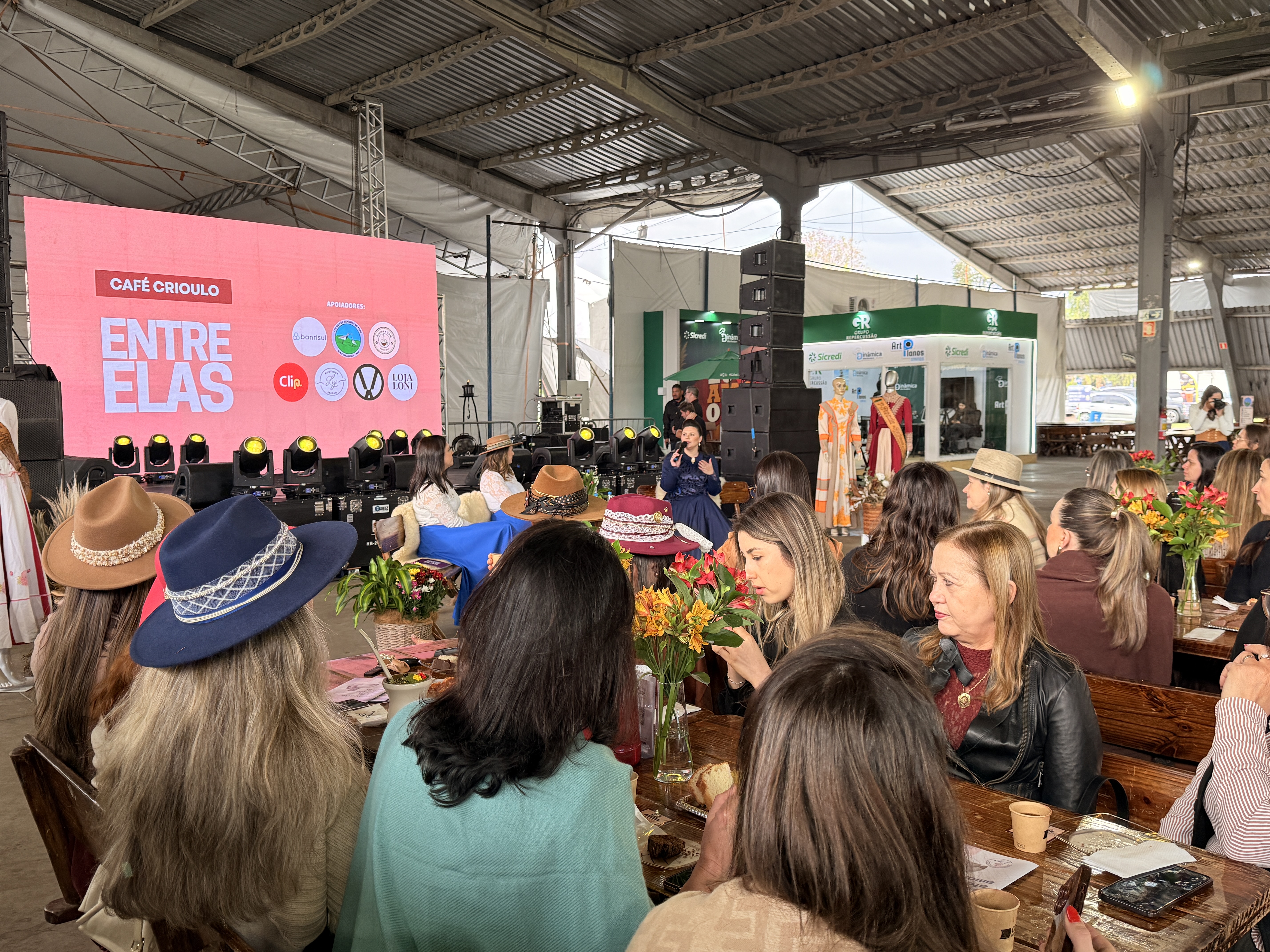 Entre prosa e tradição, mulheres compartilham caminhos no Café Crioulo
