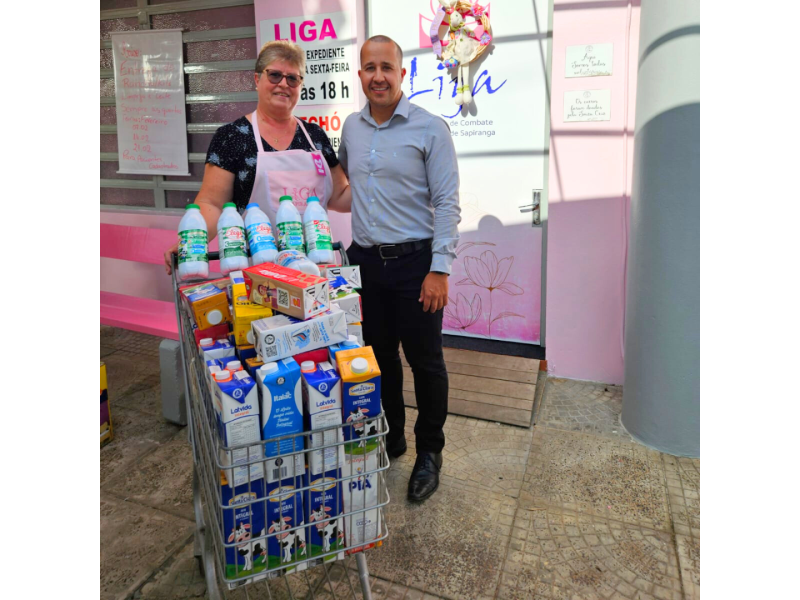 CDL Sapiranga promove entrega de 80 litros de leite à Liga Feminina de Combate ao Câncer